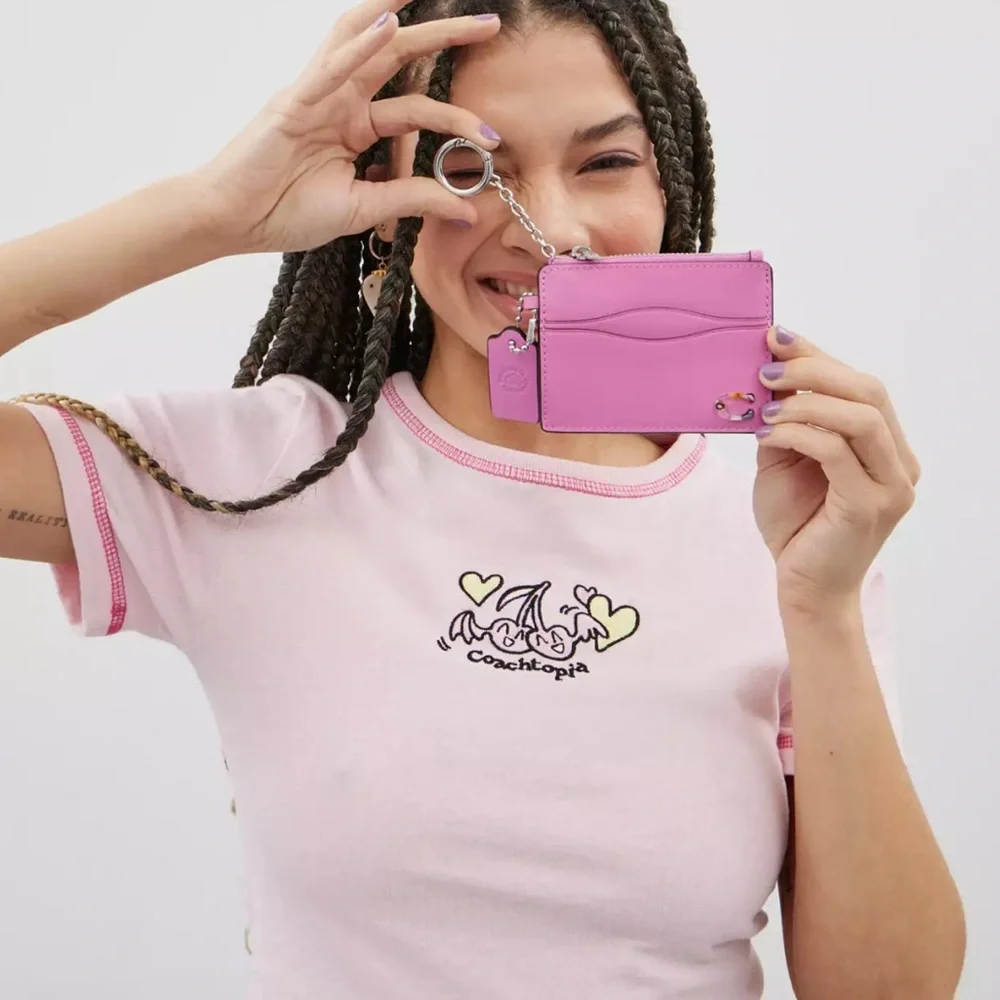 NWT !! WAVY ZIP CARD CASE IN COACHTOPIA LEATHER WITH🩷